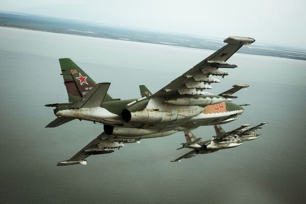 طائرة هجومية سو-25 اي ام3 خلال التدريبات العسكرية في منطقة بريمورسكو-أختارسك - سبوتنيك عربي