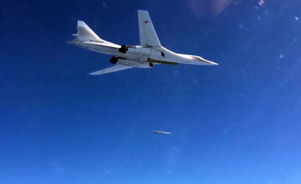 قاذفة القنابل والصواريخ  الاستراتيجية تو-160 التابعة للقوات الجوية الفضائية الروسية خلال شن غارات على مواقع تابعة لتنظيم داعش الإرهابي في سوريا - سبوتنيك عربي