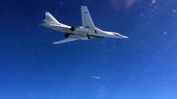 قاذفة القنابل والصواريخ  الاستراتيجية تو-160 التابعة للقوات الجوية الفضائية الروسية خلال شن غارات على مواقع تابعة لتنظيم داعش الإرهابي في سوريا - سبوتنيك عربي