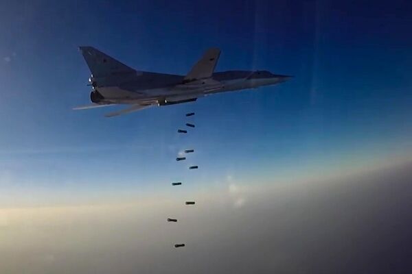 قاذفة القنابل والصواريخ الإستراتيجية تو-22إم3 خلال ضرب مواقع تابعة لتنظيم داعش الإرهابي في حلب ودير الزور وإدلب في سوريا - سبوتنيك عربي