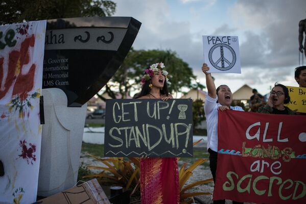 مشاركون في مظاهرة من أجل إنهاء الاستعمار ونزع السلاح في غوام - سبوتنيك عربي