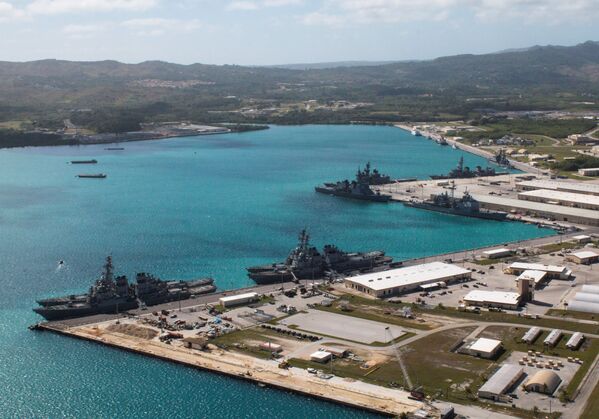 السفن الحربية في ميناء القاعدة البحرية الأمريكية في جزيرة غوام - سبوتنيك عربي