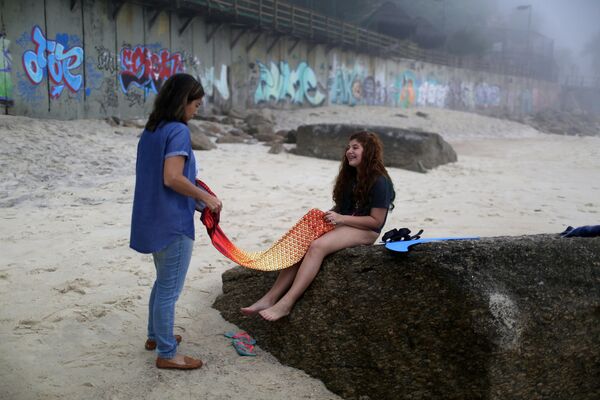 حوريات البحر يتدربن على الشاطئ في مدينة ريو دي جانيرو، البرازيل - سبوتنيك عربي