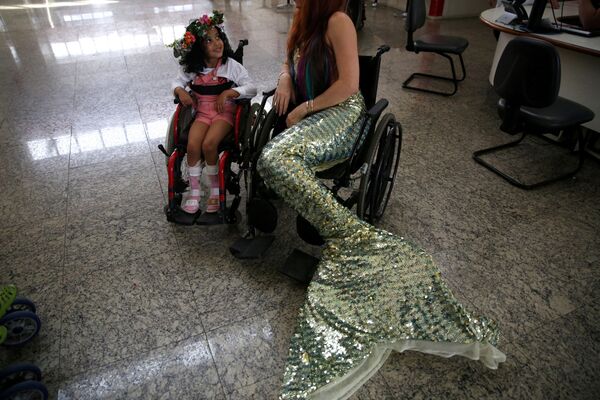 حورية البحر تزور طفلة مريضة في مستشفى ريو دي جانيرو، البرازيل - سبوتنيك عربي