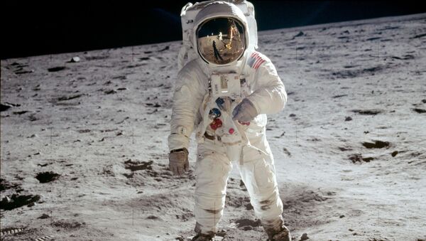 صورة لرائد الفضاء الأمريكي على سطح القمر - سبوتنيك عربي