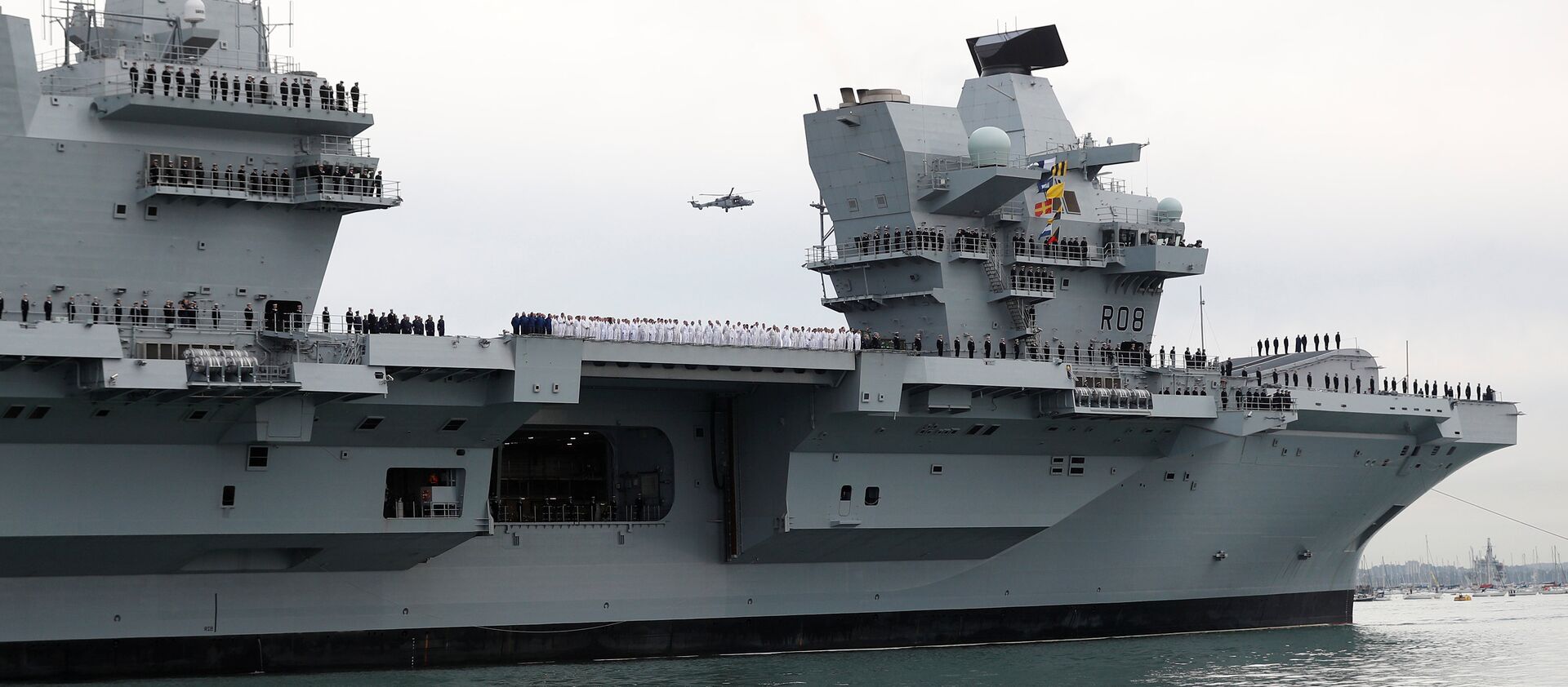 The Royal Navy's new aircraft carrier HMS Queen Elizabeth arrives in Portsmouth, Britain August 16, 2017 - سبوتنيك عربي, 1920, 16.11.2021
