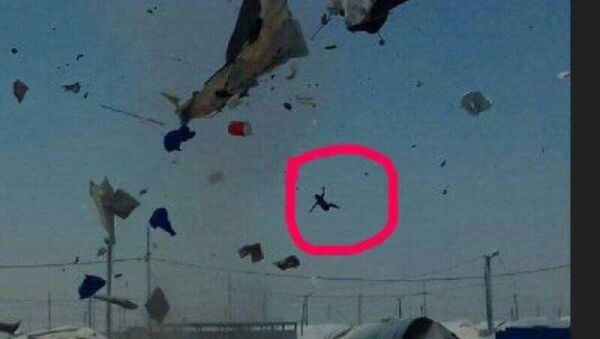 تطاير طفل سوري في الهواء بسبب عاصفة - سبوتنيك عربي