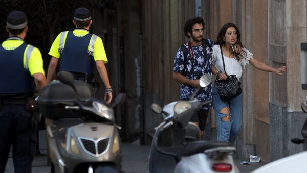عملية إجلاء الناس من مكان الحادث في برشلونة - سبوتنيك عربي