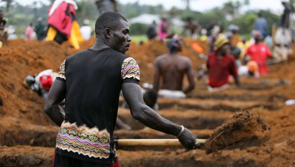 رجال يحفرون القبور لضحايا كارثة سيراليون - سبوتنيك عربي
