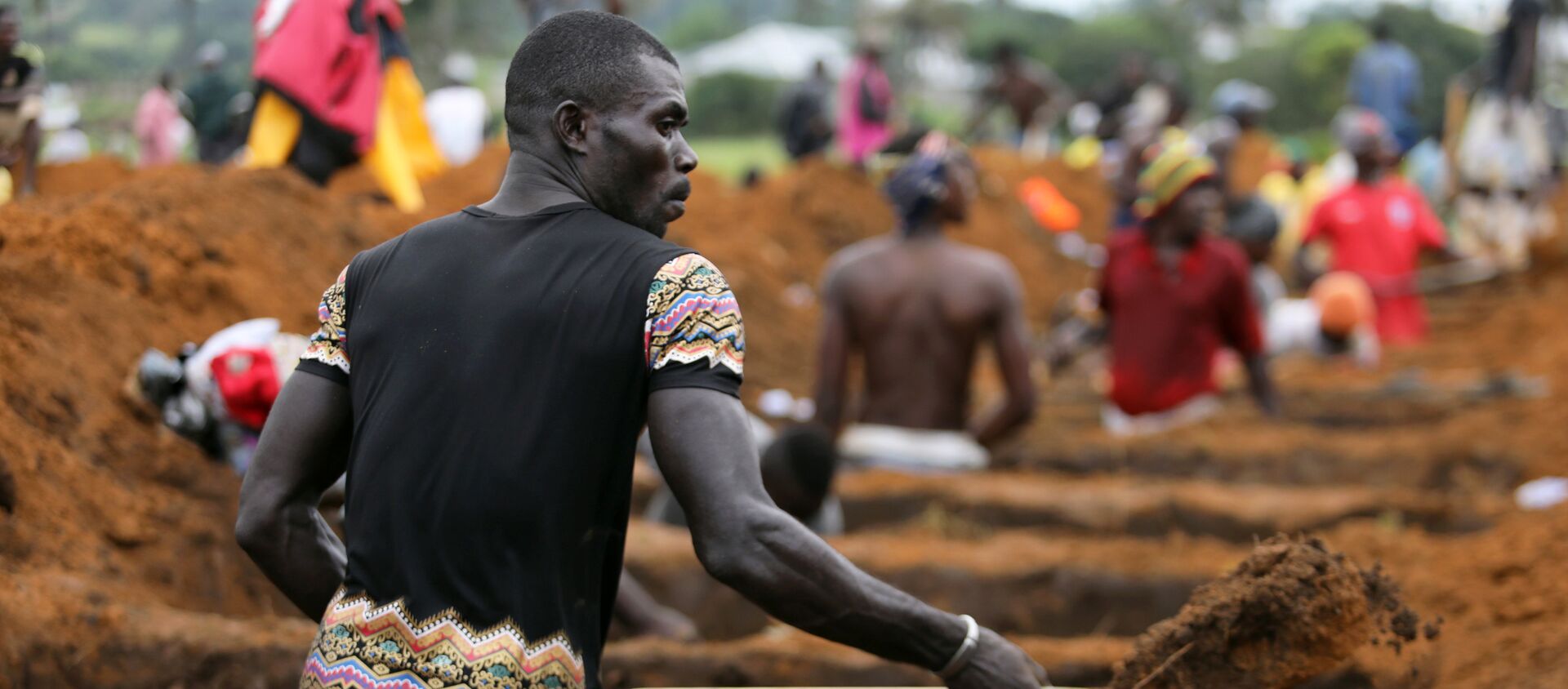 رجال يحفرون القبور لضحايا كارثة سيراليون - سبوتنيك عربي, 1920, 06.11.2021