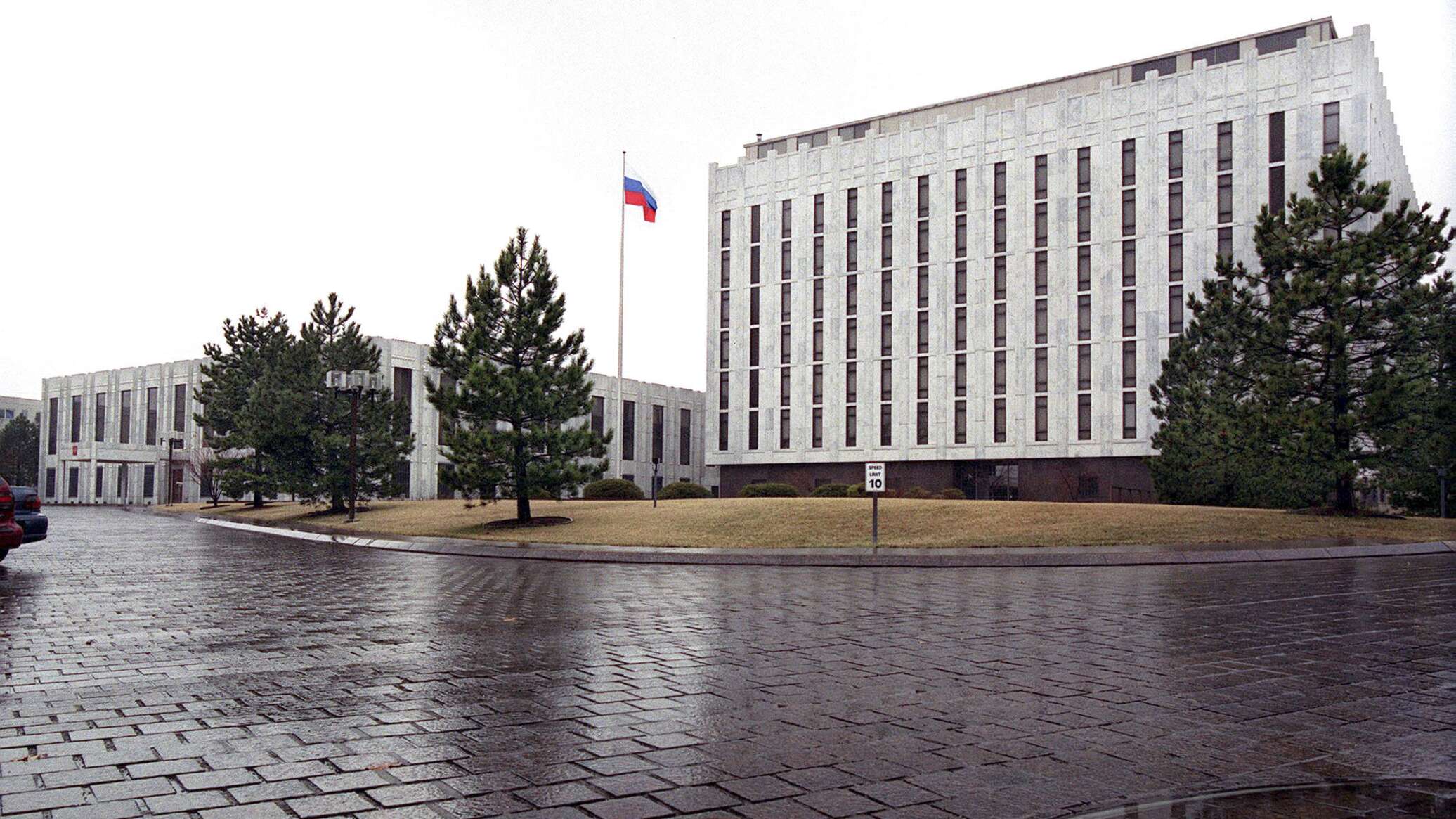السفارة الروسية في واشنطن: تزويد كييف بقذائف اليورانيوم المنضب مؤشر على اللاإنسانية