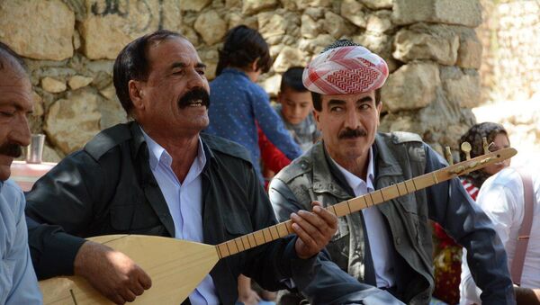رجل إيزيدي يمارس الغناء - سبوتنيك عربي