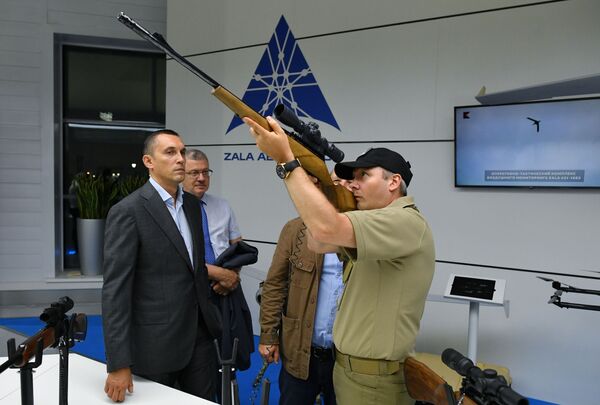عرض سلاح كلاشنيكوف المحدث في معرض منتدى الجيش -2017 - سبوتنيك عربي