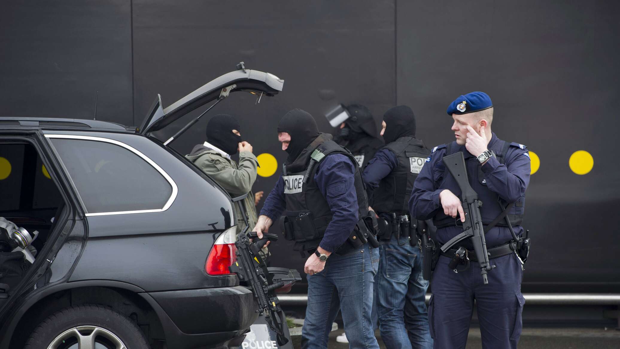 رجل مسلح يحتجز عددا من الرهائن داخل مقهى في هولندا... صور وفيديو