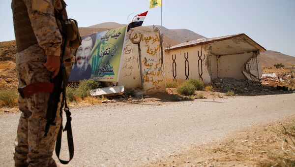 مقاتل من حزب الله على الحدود اللبنانية السورية - سبوتنيك عربي