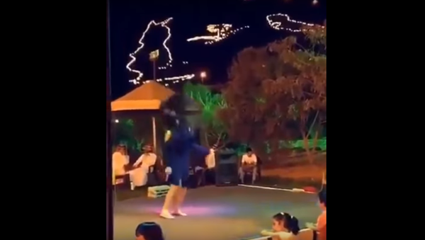 رقص فتاة مراهقة في مهرجان حائل - سبوتنيك عربي