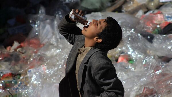 طفل يمني يأكل من بقايا القمامة في صنعاء، اليمن - سبوتنيك عربي