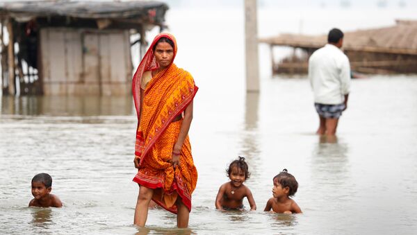 امرأة في قرية غمرتها المياه في الهند - سبوتنيك عربي