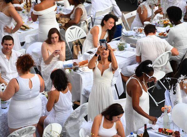 فعالية وجبة الغذاء في لباس أبيض في مدينة نيويورك، الولايات المتحدة 22 أغسطس/ آب 2017 - سبوتنيك عربي