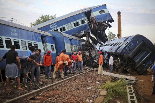 موظفون يقومون بتصليح  السكة الحديدية بعد الحادث في خاتولي، الهند 20 أغسطس/ آب 2017 - سبوتنيك عربي