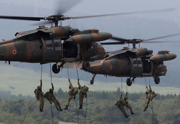 قوات الدفاع اليابانية خلال عملية إنزال من مروحية UH-60 Black Hawk خلال دورة تدريبية سنوية بالقرب من جبل فوجي فى ميدان تدريب هيجاشيفوجي فى غوتمبا غرب طوكيو، اليابان 24 أغسطس/ آب 2017. - سبوتنيك عربي