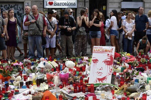 أحداث برشلونة...مواطنون وسياح يضعون أكاليل الزهور والشموع في مكان عملية الدهس الإرهابية، 20 أغسطس/ آب 2017 - سبوتنيك عربي