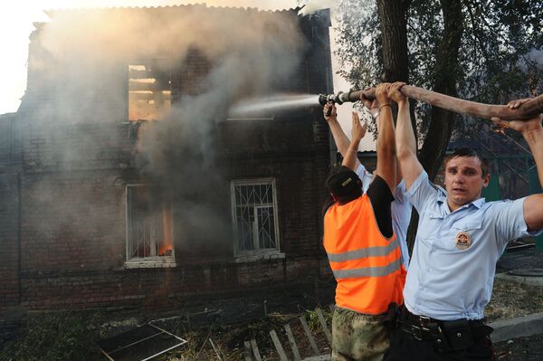 رجال إطفاء الحريق يخمدون النيران المشتعلة في أحد المنازل في روستوف-نا-دونو، روسيا - سبوتنيك عربي