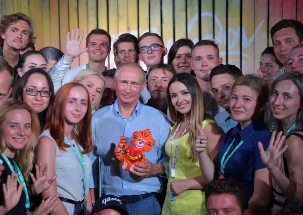 الرئيس فلاديمير بوتين خلال زيارته السنوية لمنتدى تافيردا لشباب روسيا، 20 أغسطس/ آب 2017 - سبوتنيك عربي