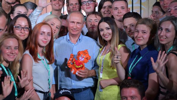 الرئيس فلاديمير بوتين خلال زيارته السنوية لمنتدى تافيردا لشباب روسيا، 20 أغسطس/ آب 2017 - سبوتنيك عربي