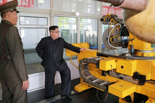 زعيم كوريا الشمالية كيم جونغ أون خلال زيارته لمعهد المواد الكيميائية في بيونغ يانغ، كوريا الشمالية 23 أغسطس/ آب 2017 - سبوتنيك عربي