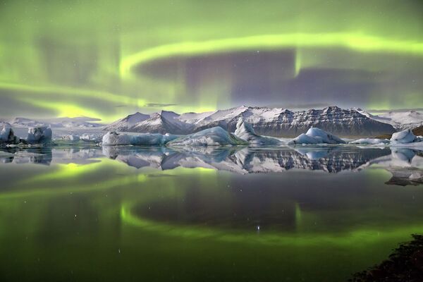 صورة الأضواء الشمالية فوق البحيرة الجليدية للمصور جيمس وودند - سبوتنيك عربي