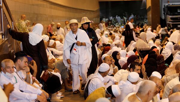 الحجاج يؤدون صلاة الجمعة في مكة قبل بدء المناسك - سبوتنيك عربي