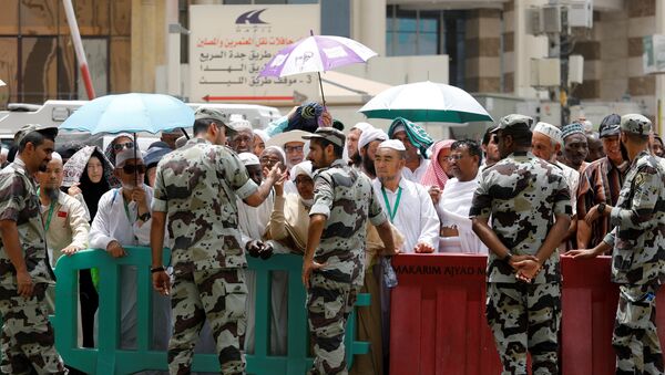 الحجاج يؤدون صلاة الجمعة في مكة قبل بدء المناسك - سبوتنيك عربي