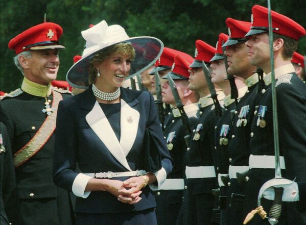 الأميرة ديانا تتفقد حرس الشرف في ألمانيا 22 يوليو/ تموز 1995 - سبوتنيك عربي
