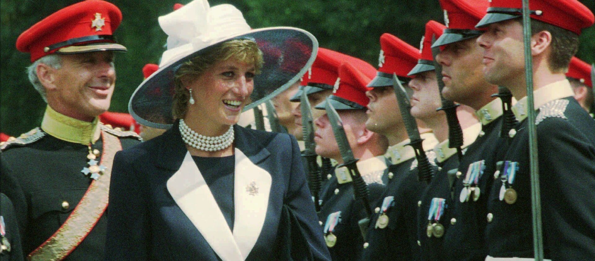 الأميرة ديانا تتفقد حرس الشرف في ألمانيا 22 يوليو/ تموز 1995 - سبوتنيك عربي, 1920, 20.02.2021
