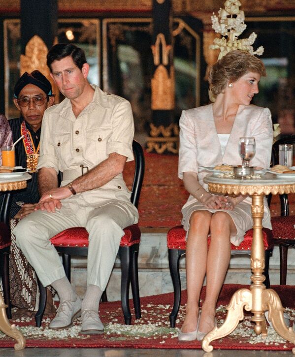 الأمير تشارلز والأميرة ديانا في زيارة إلى يوغياكارتا، إندونيسيا 5 نوفمبر / تشرين الثاني عام 1989 (كانا الزوجان يعيشان منفصلين منذ 3 سنوات، وأعلنت الأميرة ديانا أنها قررت الطلاق من الأمير تشارلز في 28 فبراير/ شباط بعد زواج دام 14 عاما) - سبوتنيك عربي