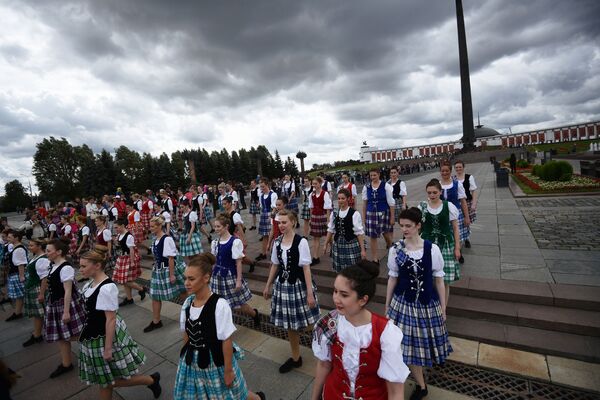 مهرجان سباسكايا باشنيا الدولي للموسيقى العسكرية على الساحة الحمراء في موسكو - فريق أوركيسترا من اسكتلندا - سبوتنيك عربي
