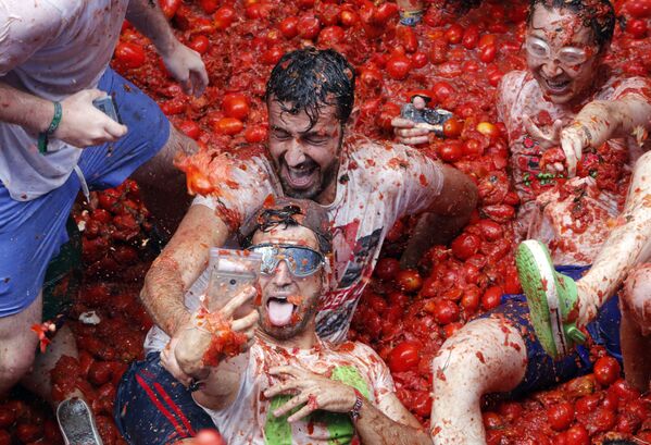 مهرجان التراشق بالطماطم السنوي (لا توماتينا) في فالنسيا، إسبانيا 30 أغسطس/ آب 2017 - سبوتنيك عربي