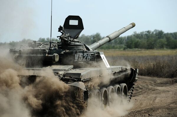 الدبابة تي-72 بي-1 خلال مناورات عسكرية في منطقة روستوفسك، روسيا - سبوتنيك عربي