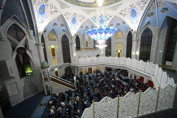 المسلمون يستمعون إلى خطبة العيد في مسجد قول شريف في قازان، جمهورية تتارستان - سبوتنيك عربي