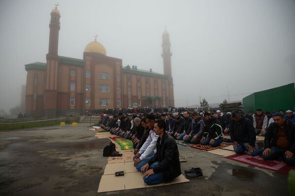 صلاة عيد الأضحى في ساحات مسجد الشيخ  كونتا-حاجي كيشييف في نوفوسيبيرسك، روسيا - سبوتنيك عربي