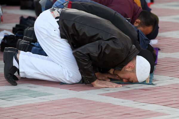 المسلمون خلال صلاة عيد الأضحى في ساحة مسجد قول شريف في قازان، جمهورية تتارستان - سبوتنيك عربي