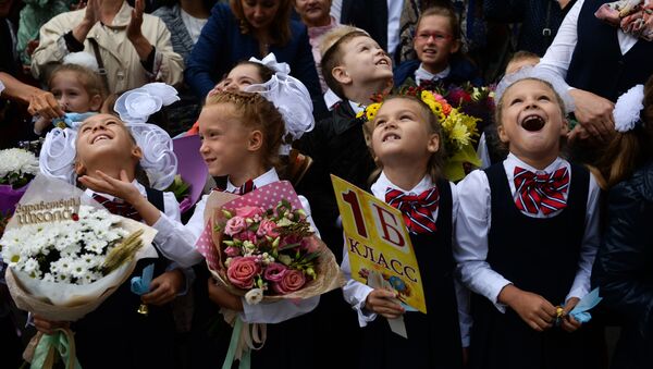 1 سبتمبر/ أيلول - تلاميذ المدارس يحتفلون بيوم المعرفة وبدء العام الدراسي الجديد في نوفوسيبيرسك - سبوتنيك عربي