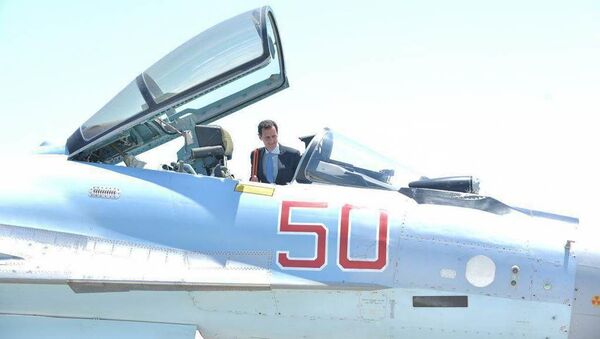 بشار الأسد يتفقد طائرة مقاتلة في قاعدة حميميم - سبوتنيك عربي