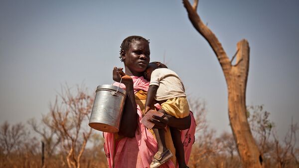 امرأة من جنوب السودان مع طفل - سبوتنيك عربي