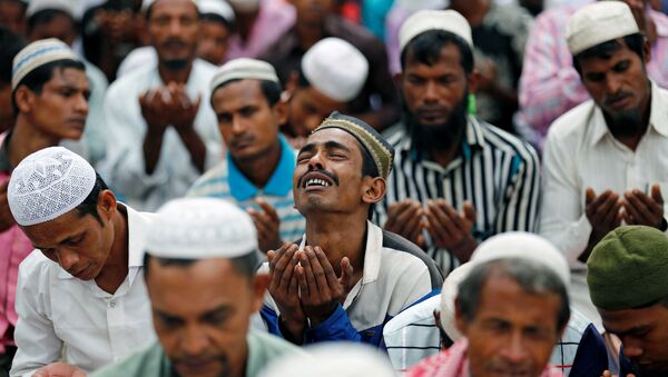 مصلي من الروهينغا يبكي خلال صلاة عيد الأضحى في مخيم اللاجئين - سبوتنيك عربي