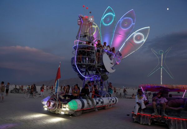 سيارة على شكل طائر في مهرجان الرجل المحترق - سبوتنيك عربي