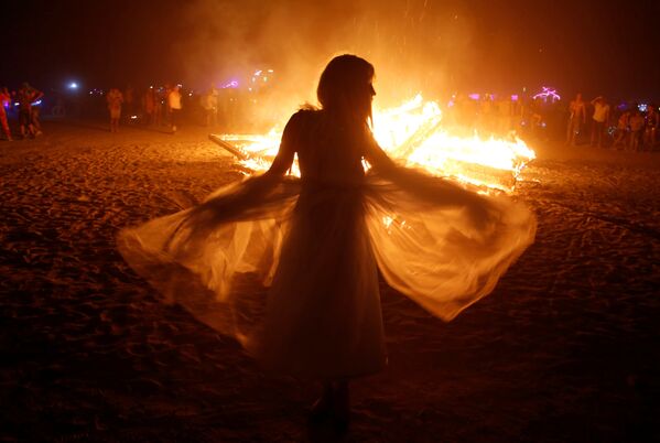 فتاة ترقص في مهرجان الرجل المحترق - سبوتنيك عربي