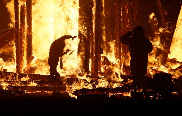 رجل التهمته النيران في مهرجان الرجل المحترق في أمريكا - سبوتنيك عربي