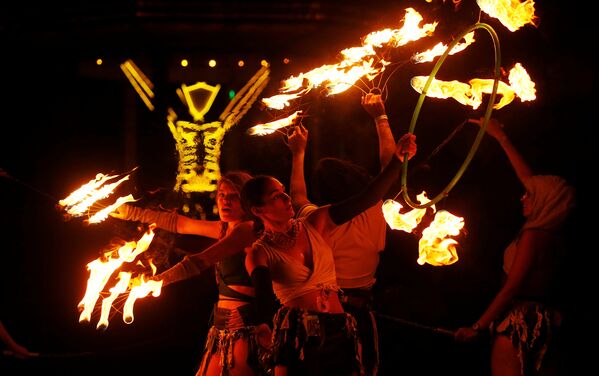 مشاركون في مهرجان الرجل المحترق يقدمون عرضا مع النيران - سبوتنيك عربي